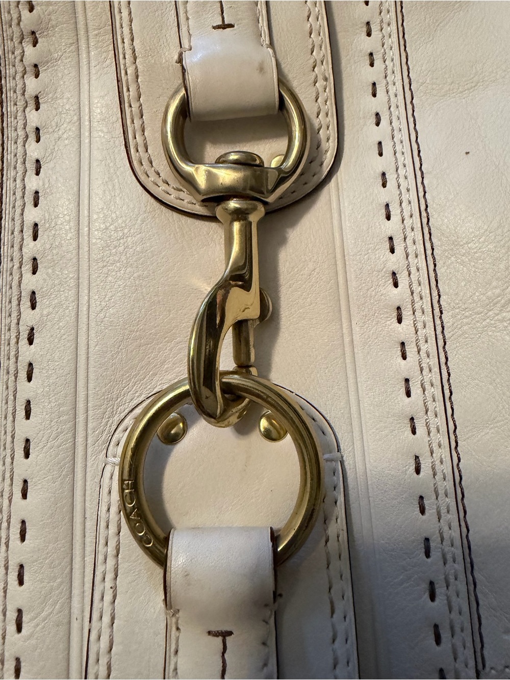 Vintage Coach Leather Shoulder Bag with Gold Hardware - Picture 4 of 10